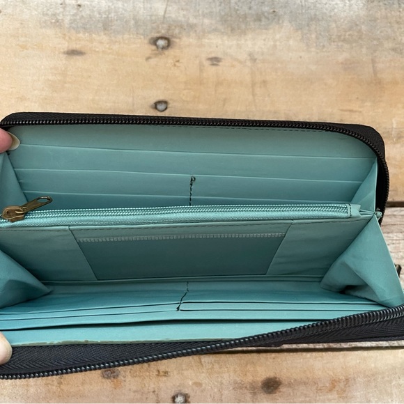 Travelon Signature Pleated Black Zipper Wallet - Picture 6 of 9